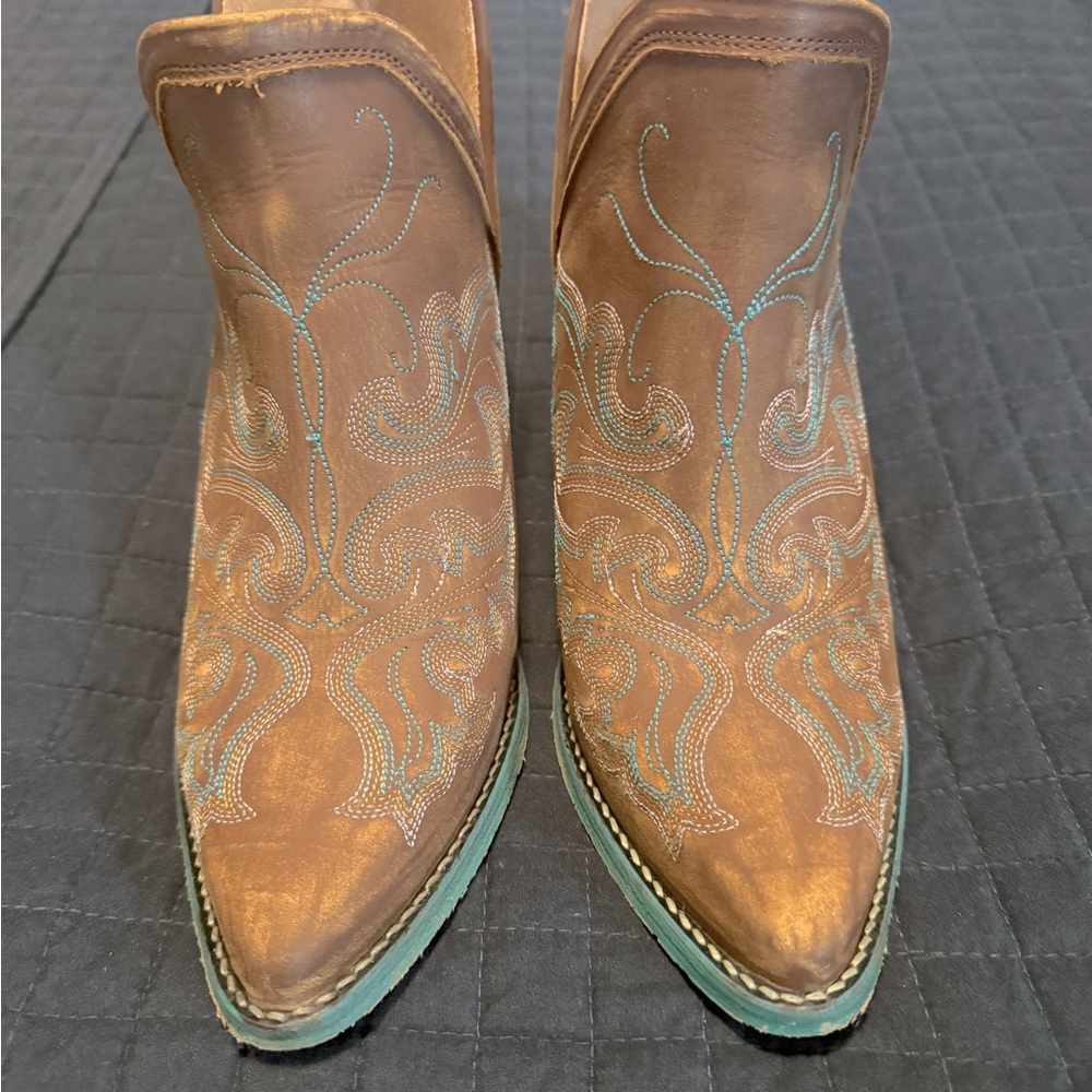 Coral/ circle G boots NEW with box  cognac embroidered boots NEW size 10 1/2